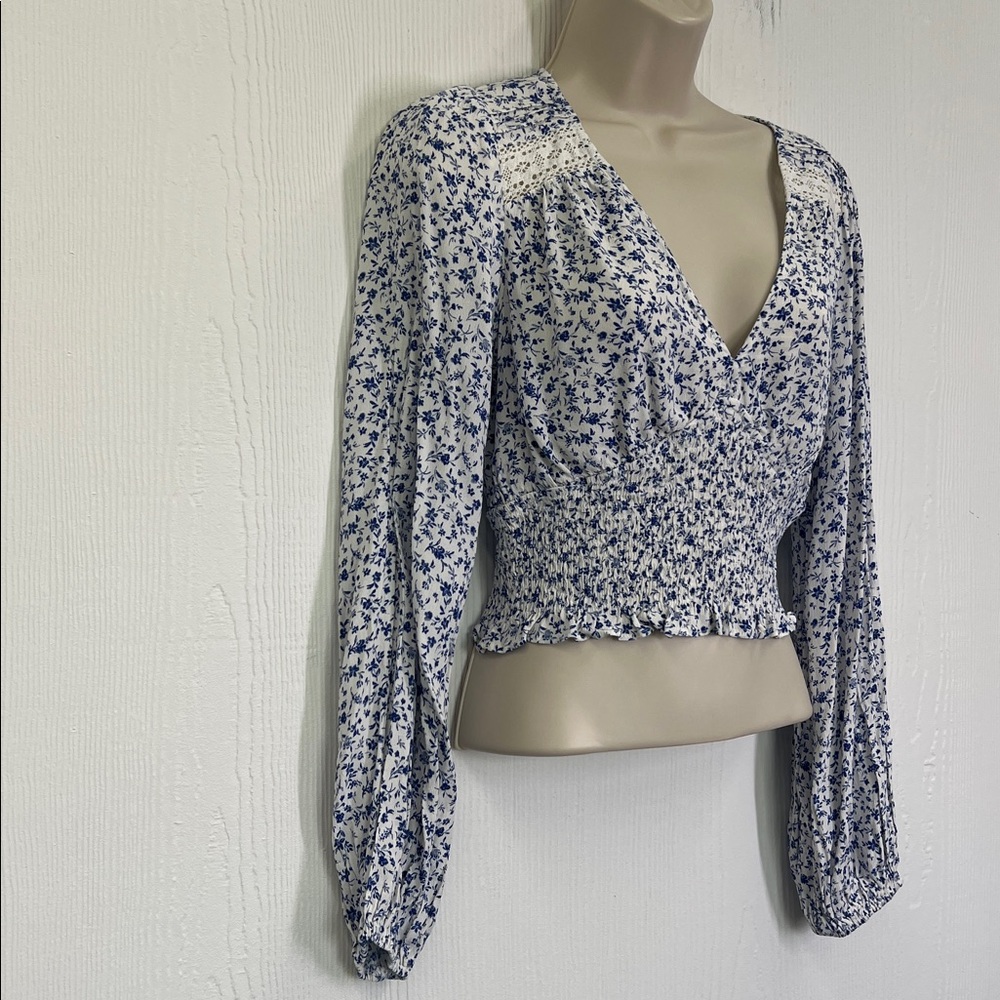 ASTR The Label - Blue Floral Smocked Puff Cottage Core Sleeve Blouse Size Small - Picture 3 of 10